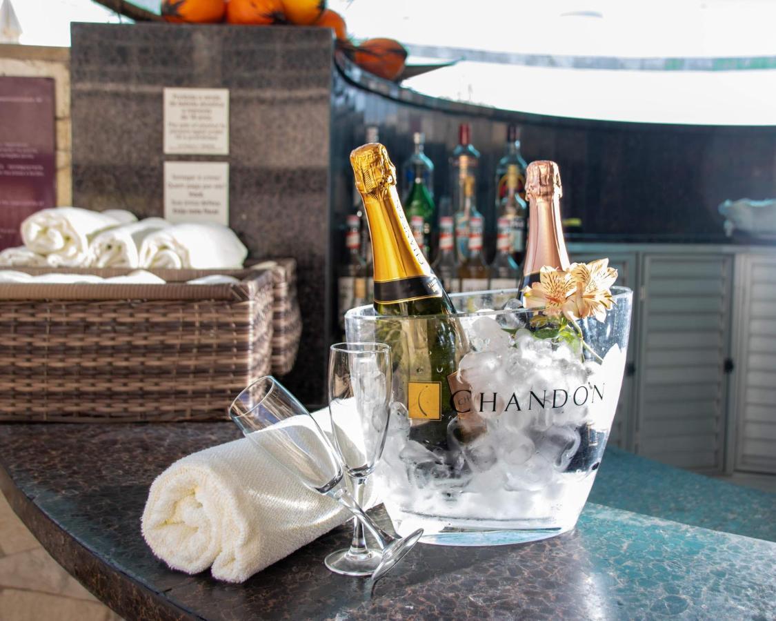 Hotel Atlante Plaza Ресифи Экстерьер фото Champagne bottles in a champagne bucket