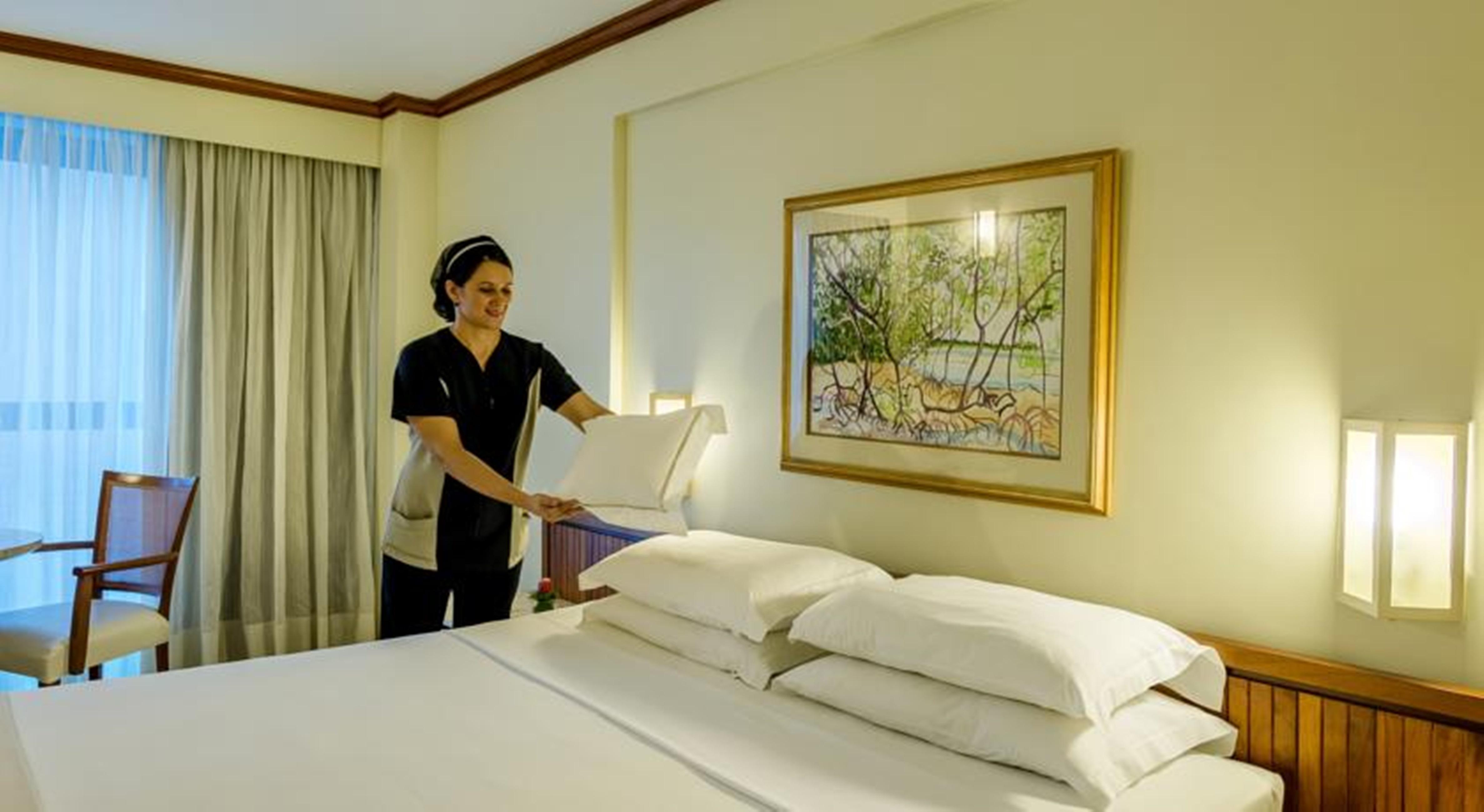Hotel Atlante Plaza Ресифи Экстерьер фото A chambermaid making a bed