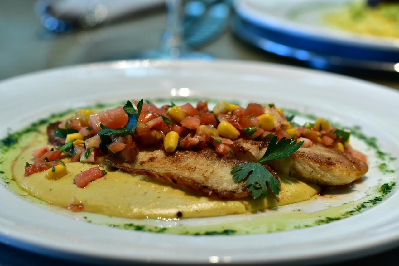 Hotel Atlante Plaza Ресифи Экстерьер фото A dish of halibut with corn and tomato
