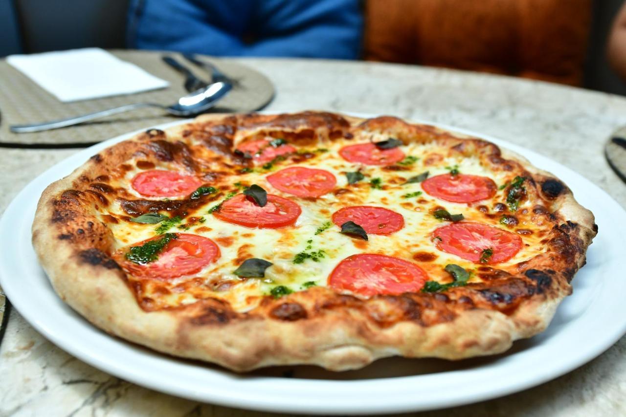 Hotel Atlante Plaza Ресифи Экстерьер фото A tomato and cheese pizza