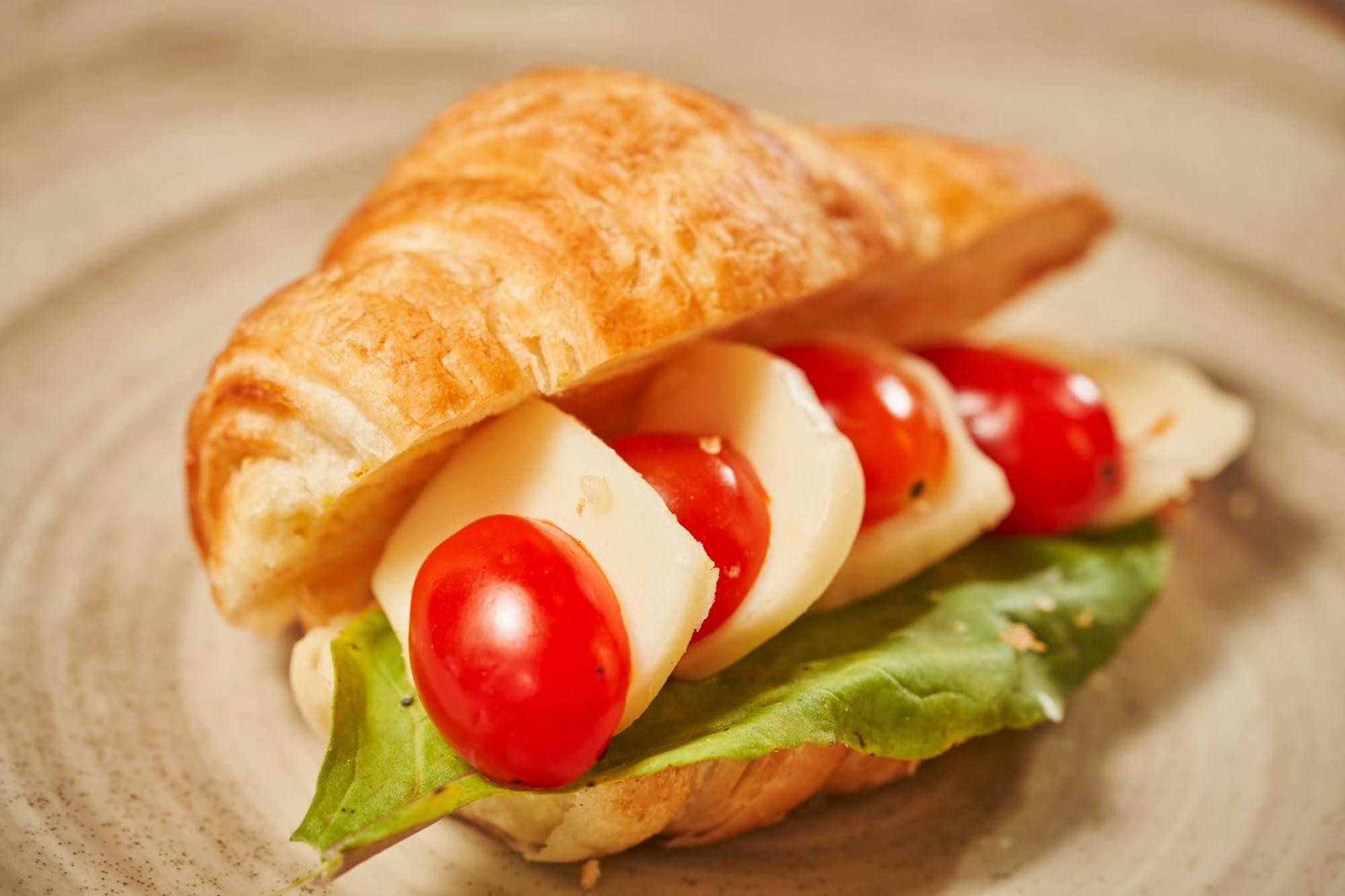 Hotel Atlante Plaza Ресифи Экстерьер фото A tomato and mozzarella croissant